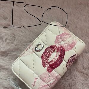 Coach Essential Small Zip Around Card Case With Quilting And Lip Print